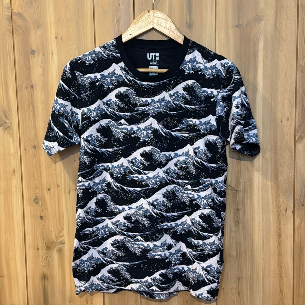 Uniqlo Hokusai Blue Men’s Great Wave Graphic Tee
